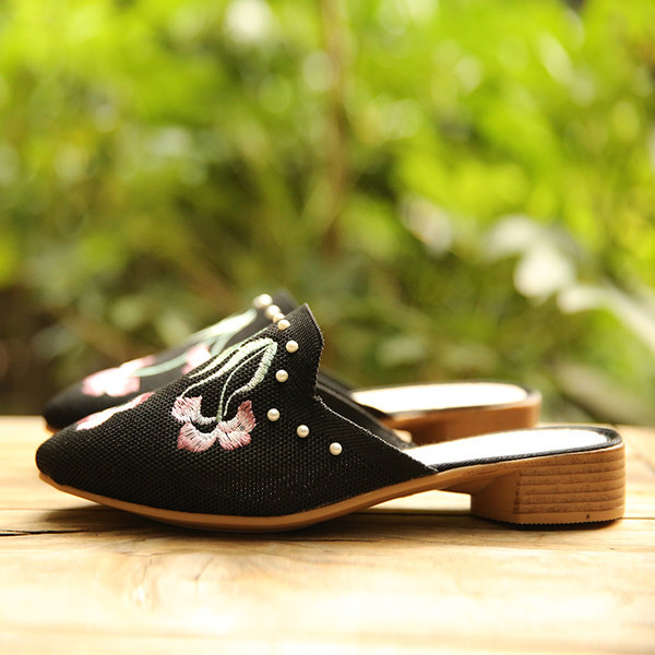 Naiste teravatipulised tikandiga sussid