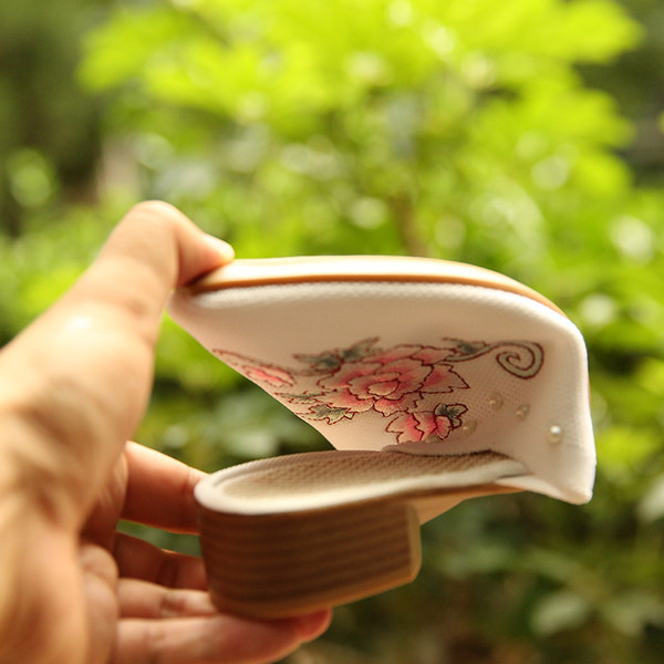 Ženske špicaste papuče s vezom i biserima