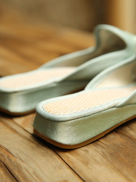 Novi model ženskih satenskih papuča sa vezom