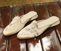 Tikandiga ümardatud naiste tekstiilist sussid