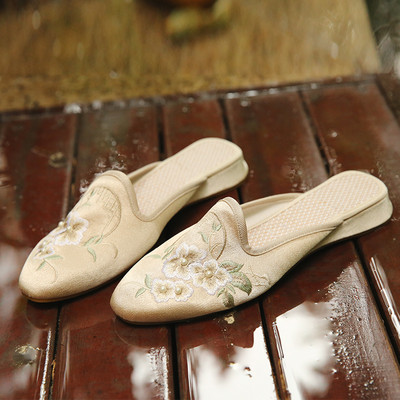 Tikandiga ümardatud naiste tekstiilist sussid