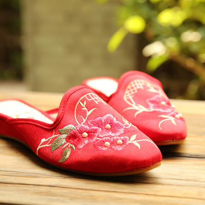 Tikandiga ümardatud naiste tekstiilist sussid