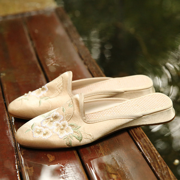 Tikandiga ümardatud naiste tekstiilist sussid