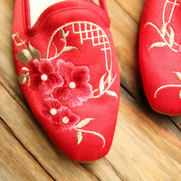 Tikandiga ümardatud naiste tekstiilist sussid