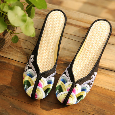 Moteriškos šlepetės su siuvinėjimu ir lygiu padu