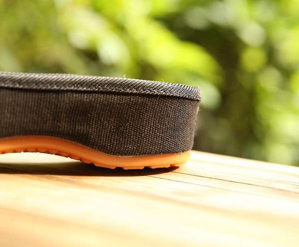 Moteriškos šlepetės su siuvinėjimu ir lygiu padu