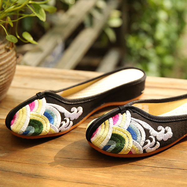 Moteriškos šlepetės su siuvinėjimu ir lygiu padu