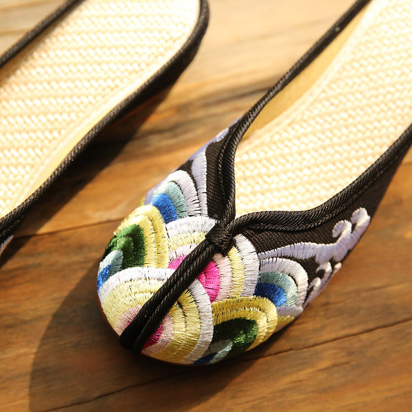 Moteriškos šlepetės su siuvinėjimu ir lygiu padu