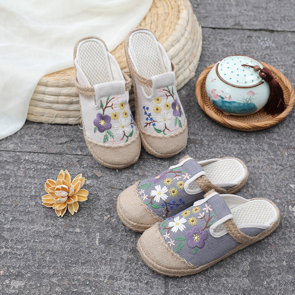 Ženske papuče zaobljenog uzorka s vezom u boji