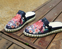 Ženske ležerne zatvorene papuče s ravnim potplatom i vezom