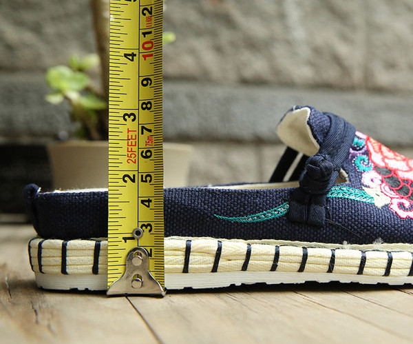 Ženske ležerne zatvorene papuče s ravnim potplatom i vezom