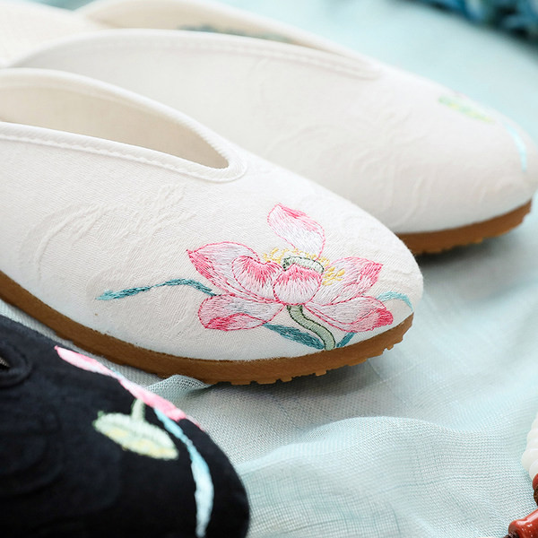 Ženske papuče s cvjetnim vezom
