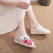 Ženske tekstilne papuče s platformom i šarenim cvjetnim vezom