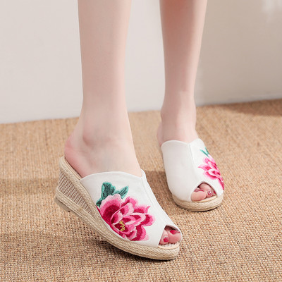 Ženske tekstilne papuče s platformom i šarenim cvjetnim vezom