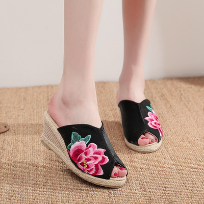 Ženske tekstilne papuče s platformom i šarenim cvjetnim vezom
