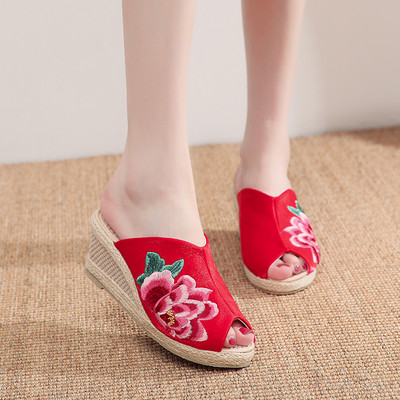 Ženske tekstilne papuče s platformom i šarenim cvjetnim vezom