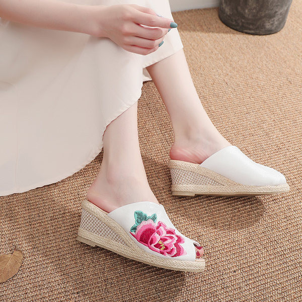 Ženske tekstilne papuče s platformom i šarenim cvjetnim vezom