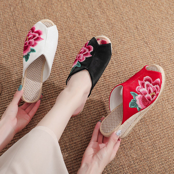 Ženske tekstilne papuče s platformom i šarenim cvjetnim vezom