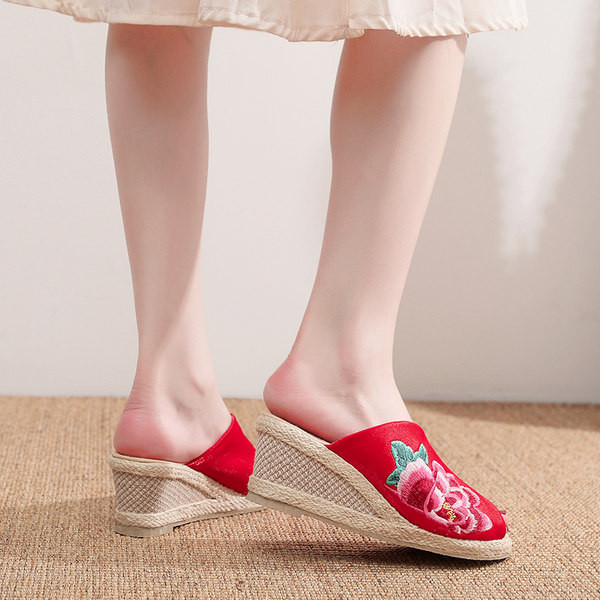 Ženske tekstilne papuče s platformom i šarenim cvjetnim vezom