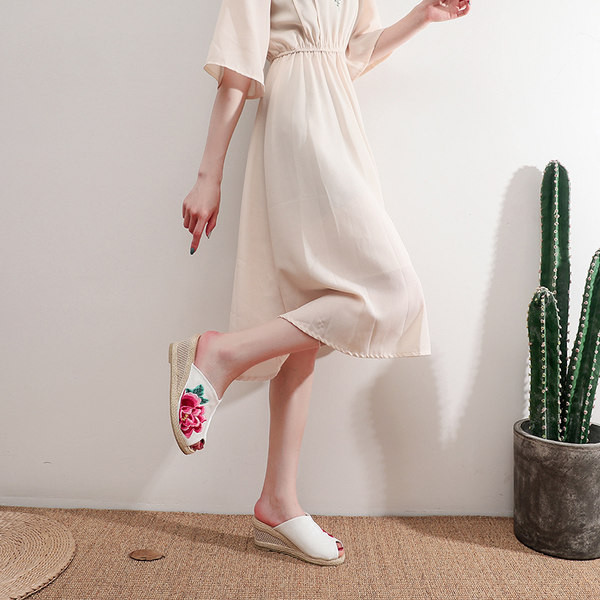 Ženske tekstilne papuče s platformom i šarenim cvjetnim vezom