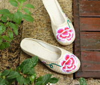 Ženske zatvorene papuče i vezeni cvijet