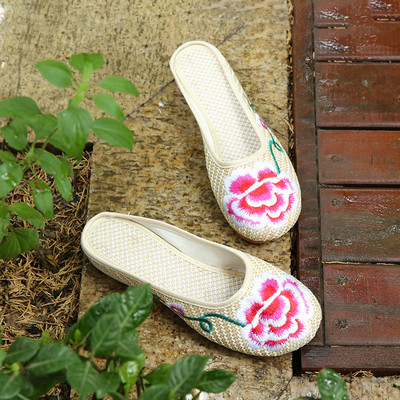 Ženske zatvorene papuče i vezeni cvijet