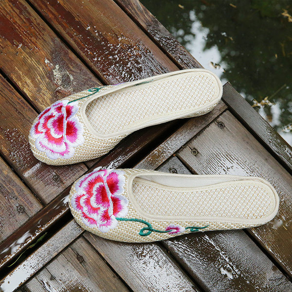 Ženske zatvorene papuče i vezeni cvijet