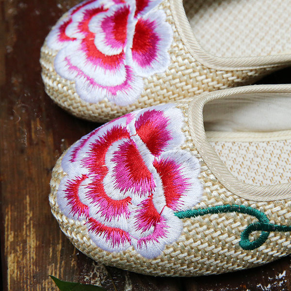 Ženske zatvorene papuče i vezeni cvijet