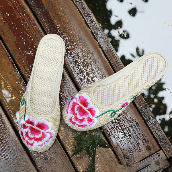 Ženske zatvorene papuče i vezeni cvijet