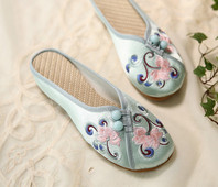 Γυναικείες casual παντόφλες με κέντημα - μπλε και άσπρο χρώμα