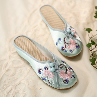 Γυναικείες casual παντόφλες με κέντημα - μπλε και άσπρο χρώμα