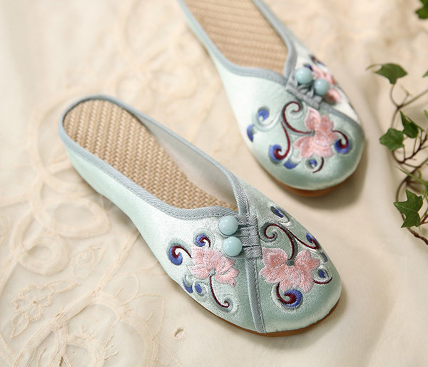 Γυναικείες casual παντόφλες με κέντημα - μπλε και άσπρο χρώμα