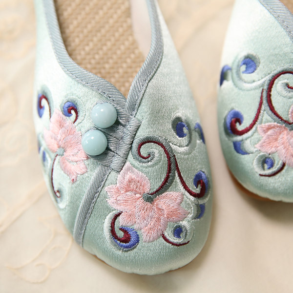 Γυναικείες casual παντόφλες με κέντημα - μπλε και άσπρο χρώμα