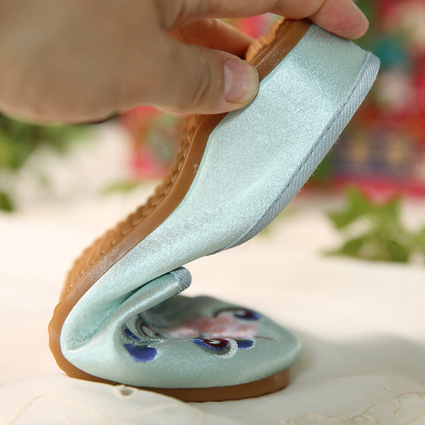 Γυναικείες casual παντόφλες με κέντημα - μπλε και άσπρο χρώμα