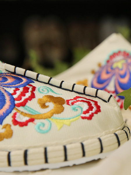 Ženske papuče sa vezom i ravnim đonom u dvije boje