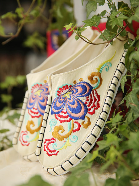 Ženske papuče sa vezom i ravnim đonom u dvije boje