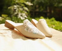 Naiste terava otsaga sussid paksu kandilise kontsaga 3 cm tikandiga ja pärlitega