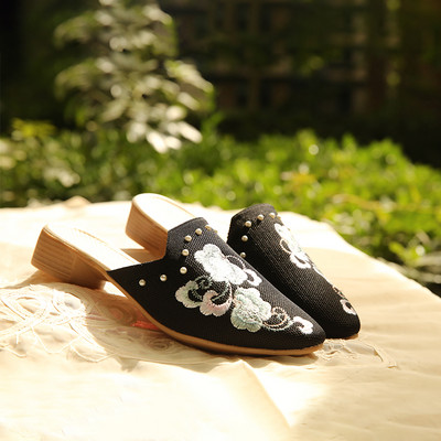 Naiste terava otsaga sussid paksu kandilise kontsaga 3 cm tikandiga ja pärlitega