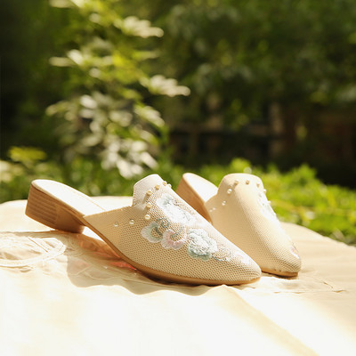 Naiste terava otsaga sussid paksu kandilise kontsaga 3 cm tikandiga ja pärlitega