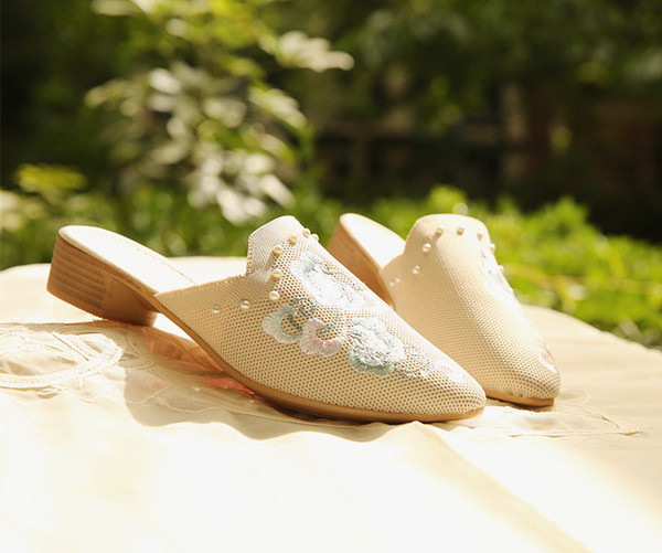 Naiste terava otsaga sussid paksu kandilise kontsaga 3 cm tikandiga ja pärlitega