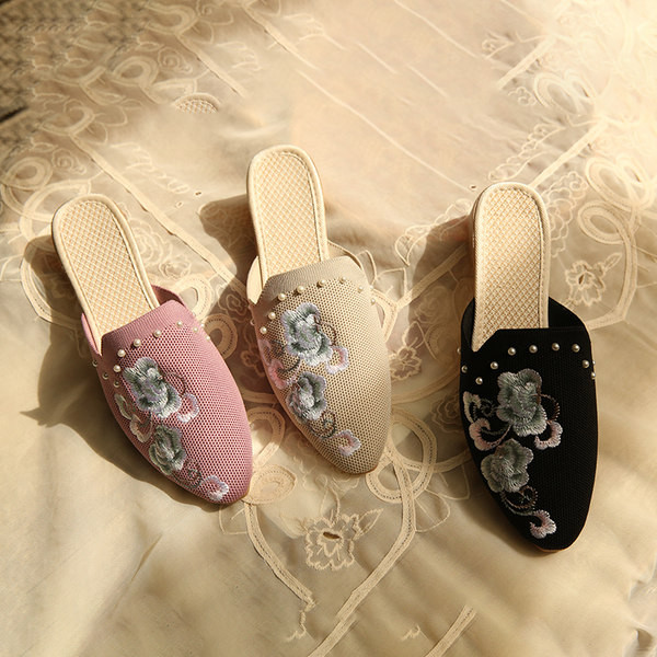 Naiste terava otsaga sussid paksu kandilise kontsaga 3 cm tikandiga ja pärlitega