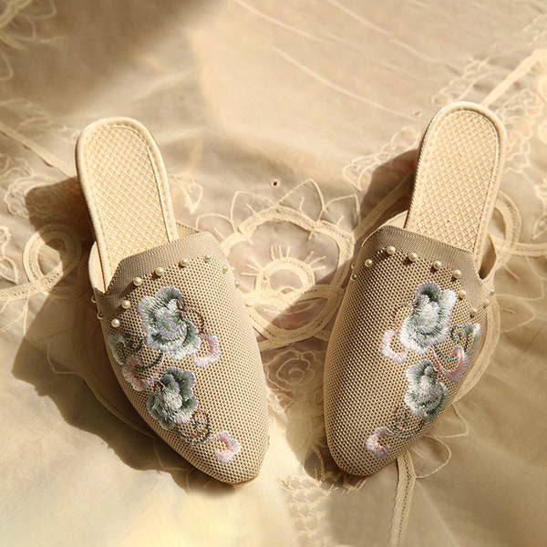 Naiste terava otsaga sussid paksu kandilise kontsaga 3 cm tikandiga ja pärlitega