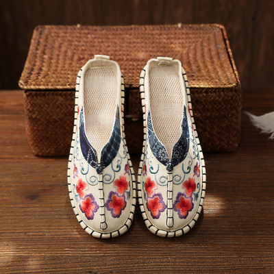 Kolmes värvitoonis tikandiga ja lameda tallaga naiste sussid