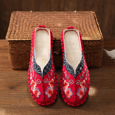 Kolmes värvitoonis tikandiga ja lameda tallaga naiste sussid