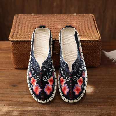 Kolmes värvitoonis tikandiga ja lameda tallaga naiste sussid