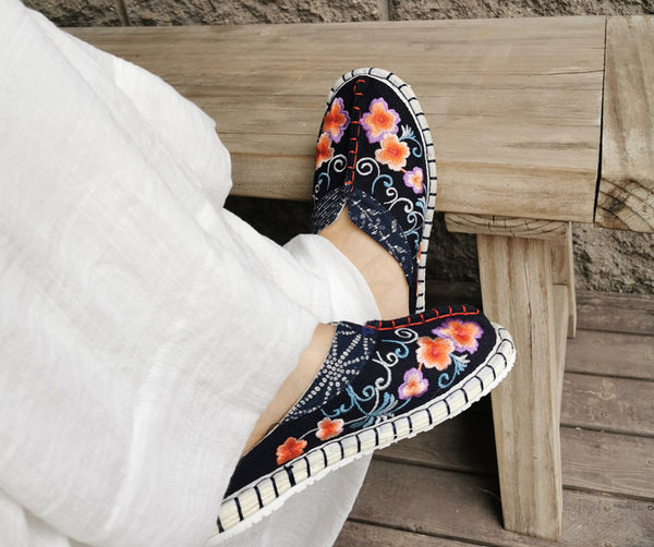 Kolmes värvitoonis tikandiga ja lameda tallaga naiste sussid