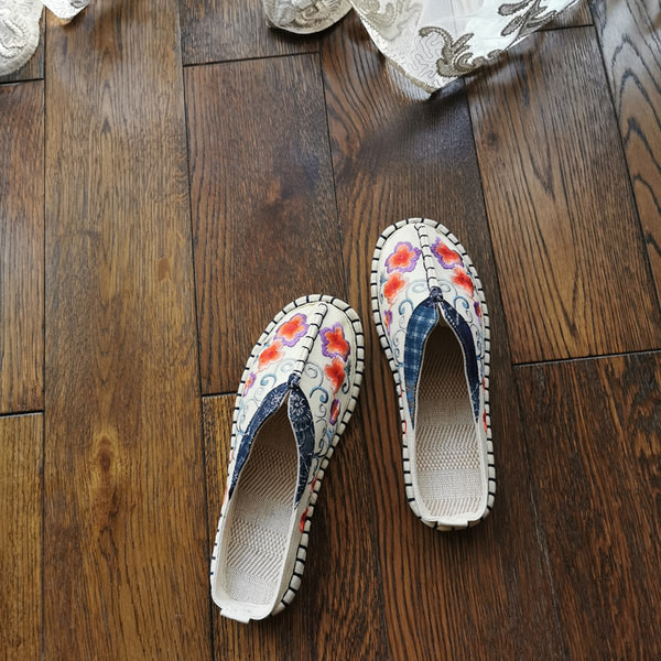 Kolmes värvitoonis tikandiga ja lameda tallaga naiste sussid