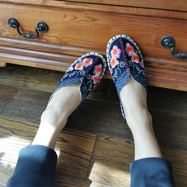 Kolmes värvitoonis tikandiga ja lameda tallaga naiste sussid