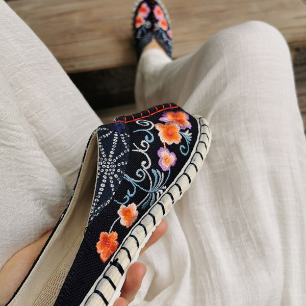 Kolmes värvitoonis tikandiga ja lameda tallaga naiste sussid