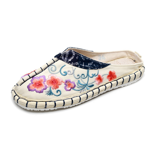 Kolmes värvitoonis tikandiga ja lameda tallaga naiste sussid